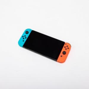 任天堂/Nintendo Nintendo Switch（有機ELモデル） ネオンブルー・ネオンレッド (S04)	人気ゲーム機がさらに鮮やかな映像で登場！ rain